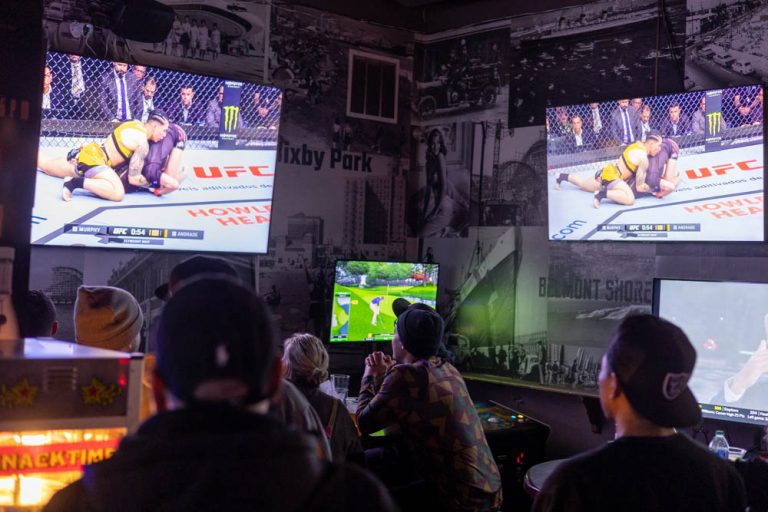 Baddeleys Pourhouse Sports Bar long beach ca2 768x512