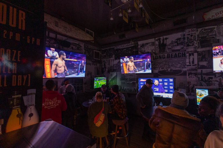 Baddeleys Pourhouse Sports Bar long beach ca3 768x512